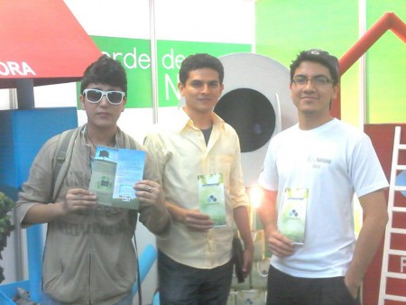 En el stand de Fundemetz, Alfonso, Cristhian, Luis y Andrés (tras cámara)